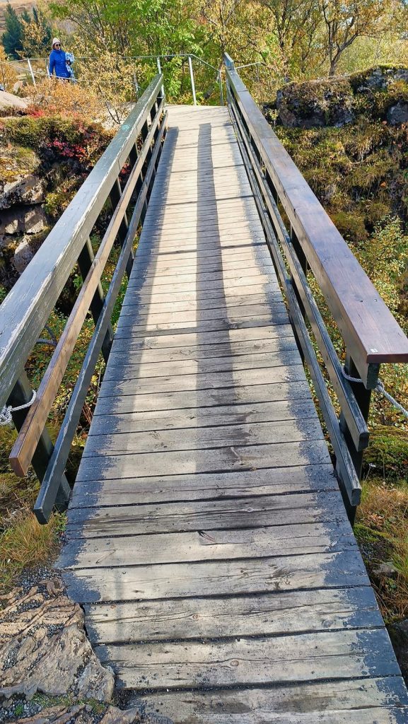 Most nad ryftem Þingvellir