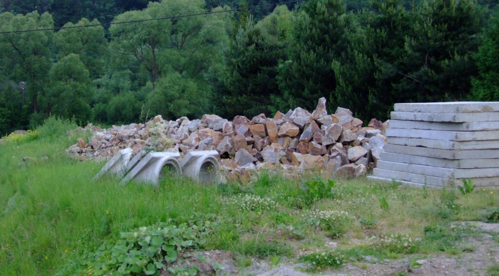Przydrożna hałda w Cisnej. Materiał z kam. Gruby w Rabe, który dostarczył duże ilości kwarców. 2017 rok. jak zacząć zbierać minerały