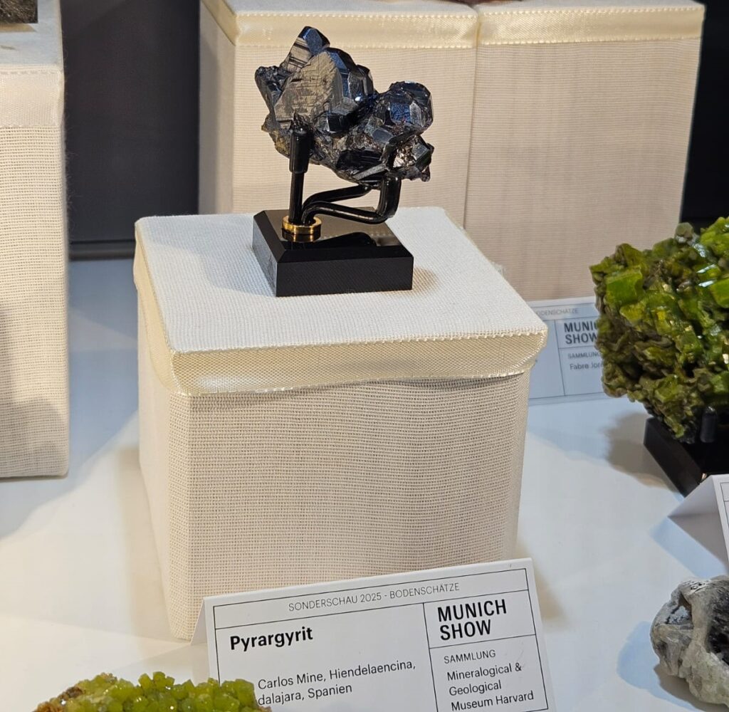 Pyrargyrit pochodzący z kop. San Carlos, Hiendelaencina, Hiszpania. Pyrargyrite