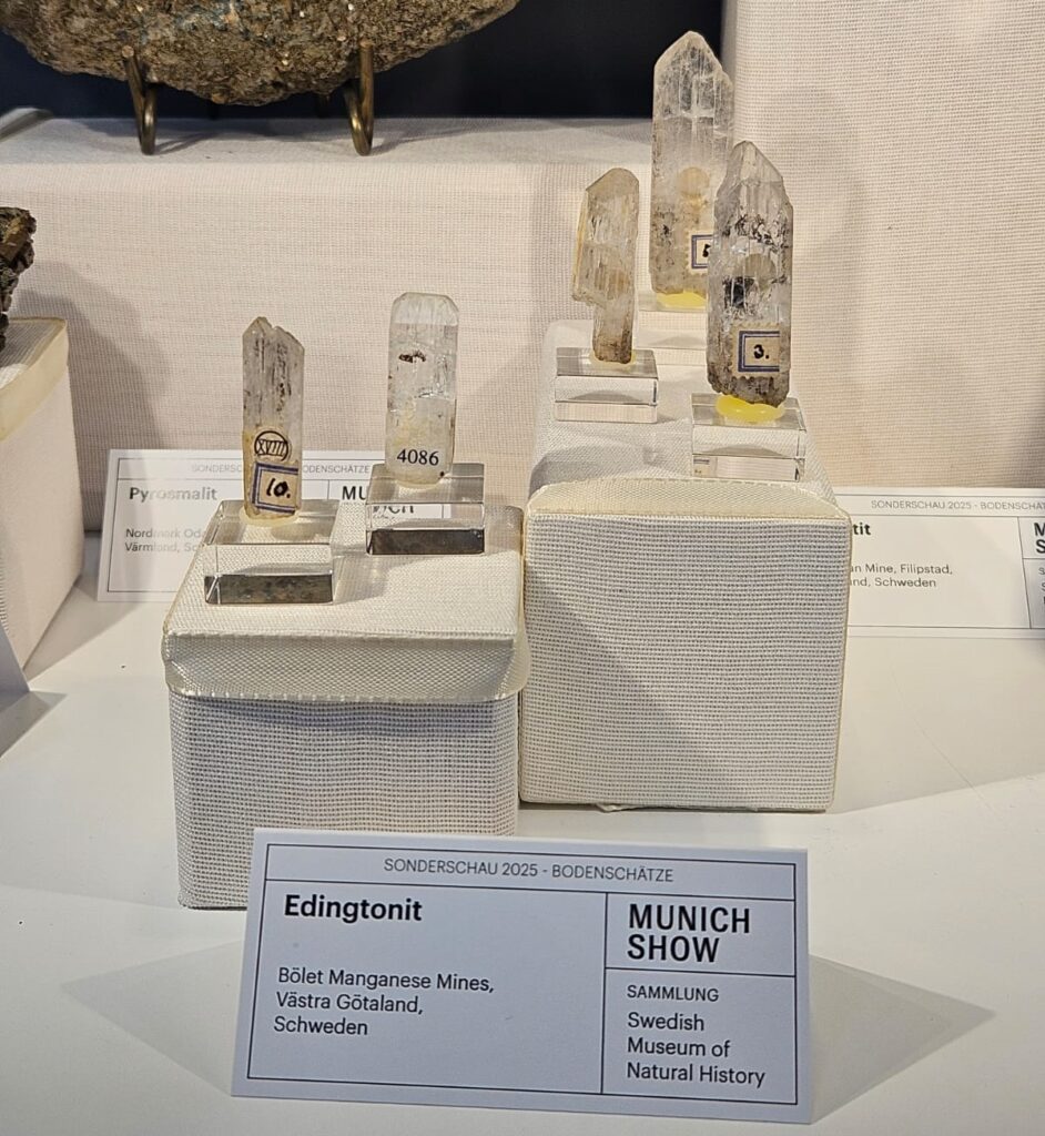 Kryształy edingtonitu pochodzące z kop. Bölet, Karlsborg, Västra Götaland, Szwecja. edingtonite