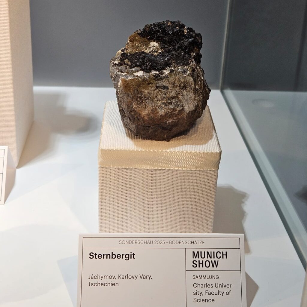 Sternbergit z Jáchymov, Karlovy Vary, Czechy. Sternbergite