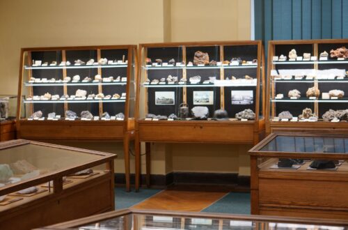 blask srebra w cieniu węgla