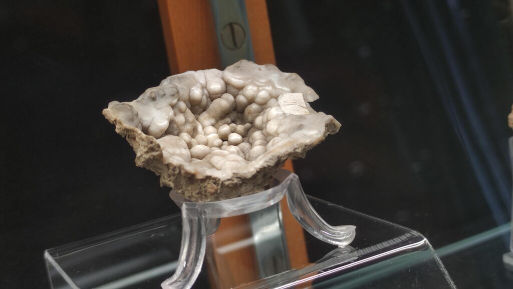 blask srebra w cieniu węgla