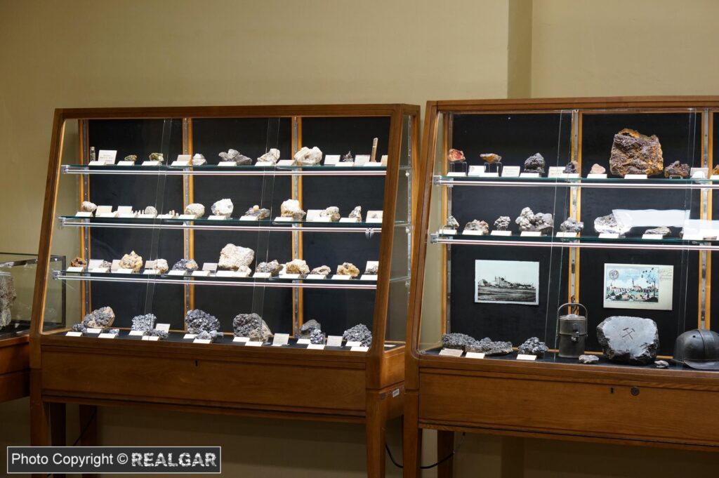 blask srebra w cieniu węgla