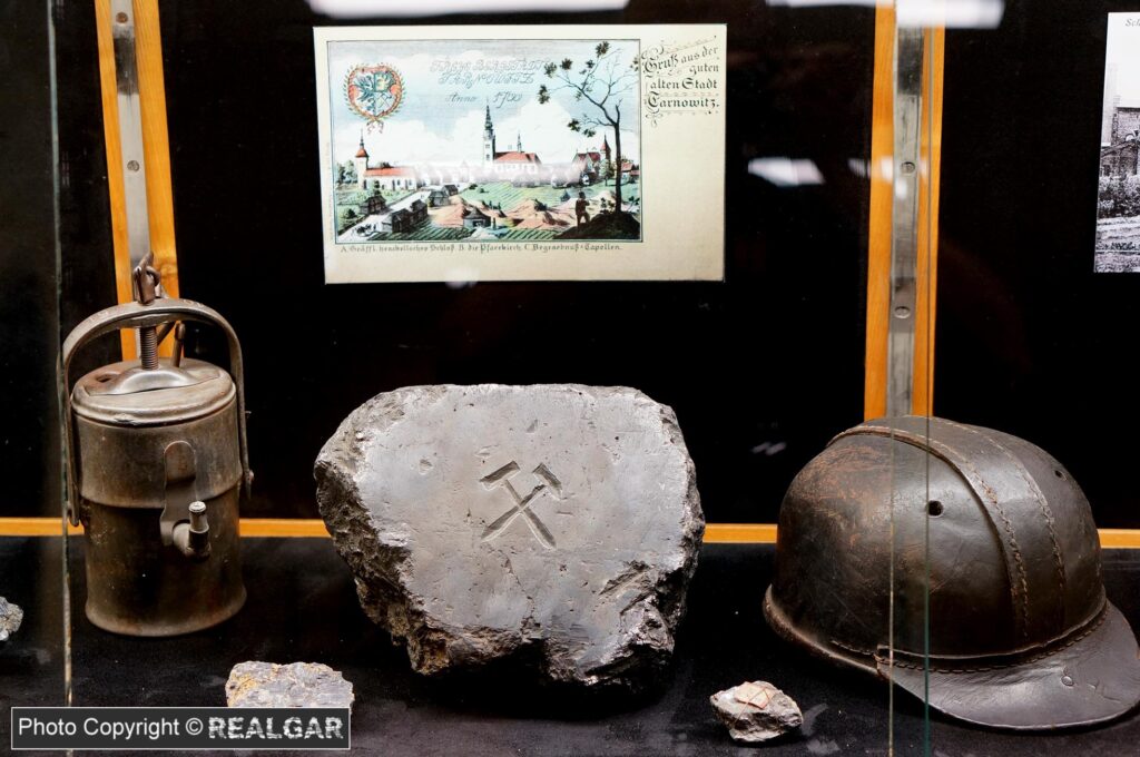 blask srebra w cieniu węgla