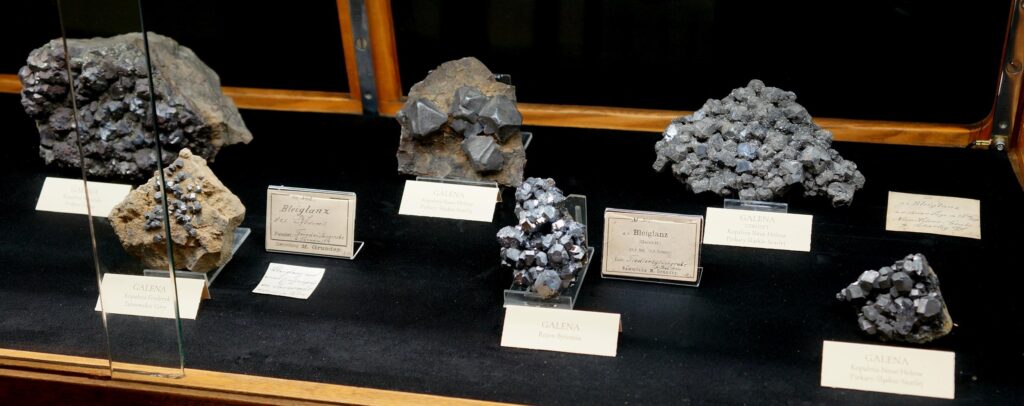 blask srebra w cieniu węgla