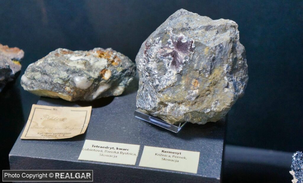 Tetraedryt i kermesyt na wystawie „Minerały Słowacji” podczas giełdy minerałów w Krakowie w listopadzie 2023 roku. tetraedryt i kermesyt – minerały zawierające antymon na wystawie kolekcjonerskiej