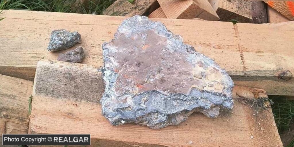 Fragment badanej bryły antymonu. fragment bryły zawierającej antymon pochodzenia antropogenicznego na warszawskim targówku