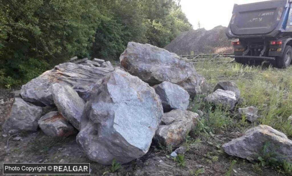 Widok na rozbitą bryłę niedługo po wydobyciu. bryła antymonu rodzimego z zabranieckiej