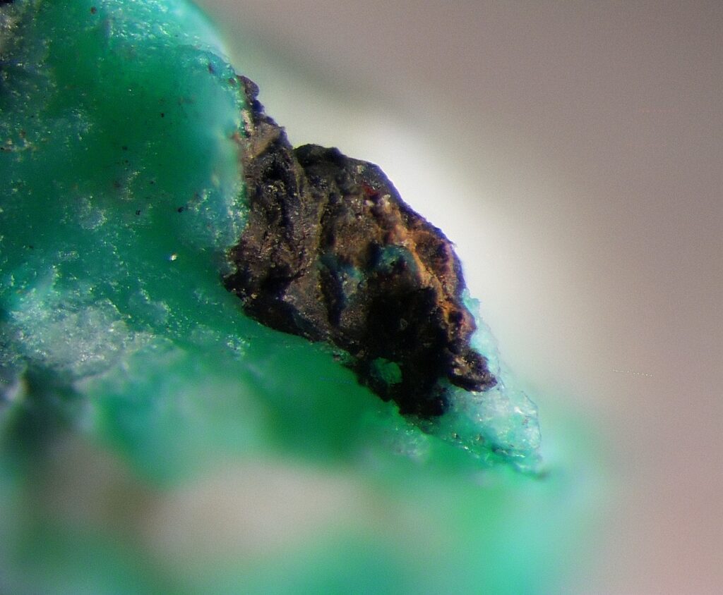 Rożdestwenskajait-(Zn) z kop. Moctezuma, Meksyk; zdj. szer. 2 mm; asocjacja: tlapallit. Fot. Łukasz Kruszewski. Jak poprawnie nazywać minerały